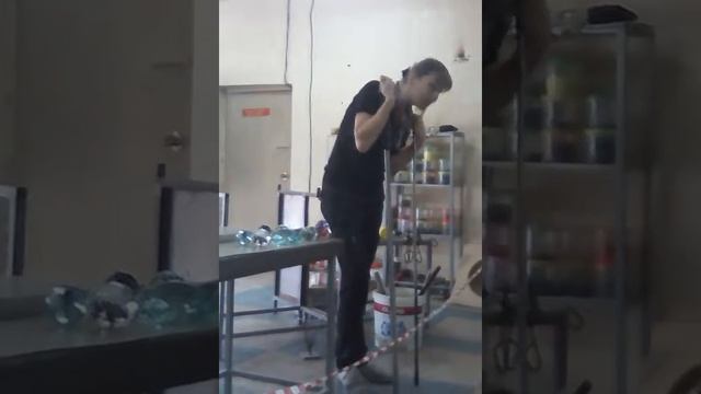 Поездка на фабрику стекла дуя смотреть онлайн