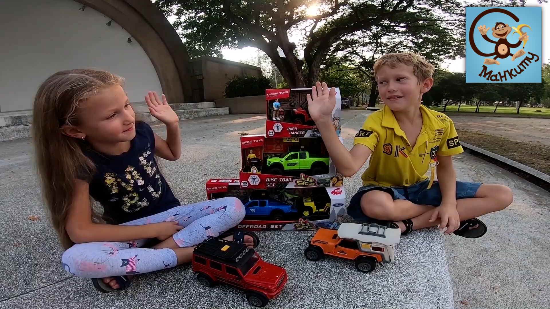 Дети и Машина. Играем в машинки игрушки на пляже, строим из песка. Манкиту смотреть онлайн