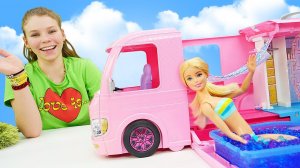 Выбираем новый дом для Барби! Дом на колесах с кафе? Видео для девочек про игры в куклы Барби