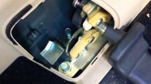 How to remove 3rd row seat for Mitsubishi Pajero?