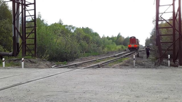 ЧМЭ3-1615 выезжает из подьездного пути. смотреть онлайн