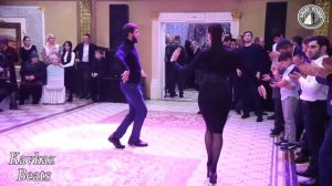 Очаровательная Девушка танцует на Свадьбе