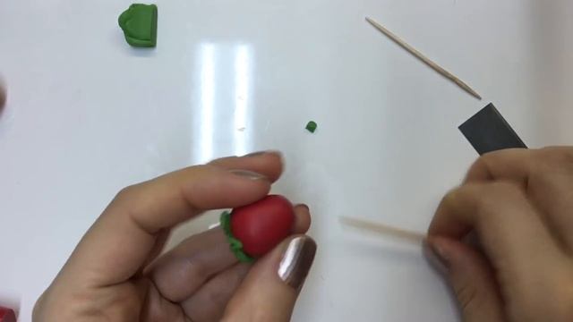 КЛУБНИКА из полимерной глины / ПРОСТОЙ мастер-класс / Polymer clay смотреть онлайн