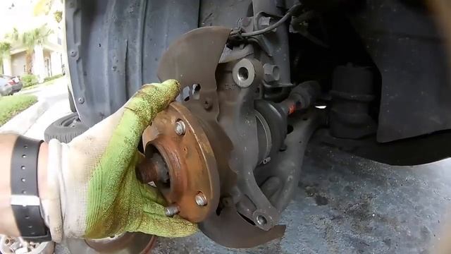 #75 Как поменять шпильки ступицы на переднем колесе (Toyota Camry) смотреть онлайн