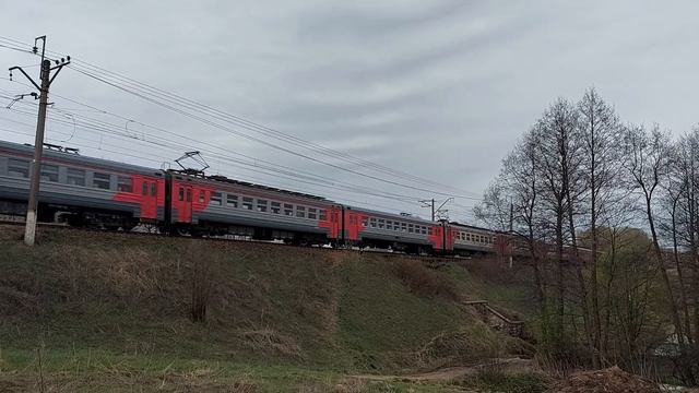 Электропоезд ЭР2Р прибывает к платформе 55 км, Казанского направления Московской ж.д. смотреть онлайн