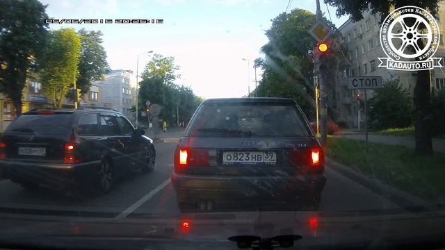 Некрасивый режим работы светофора на ул. Невского у ТЦ "Невский". Калининград. смотреть онлайн