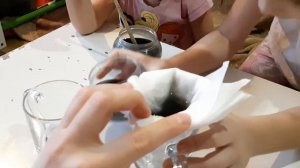 Опыт: Легко ли очистить воду от загрязнения? Окружающий мир