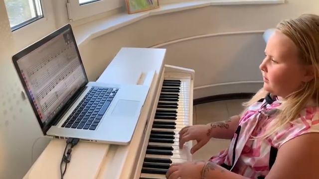 Milana. Чтение нот с листа на 6 презентации "Play it Together Waltz " смотреть онлайн