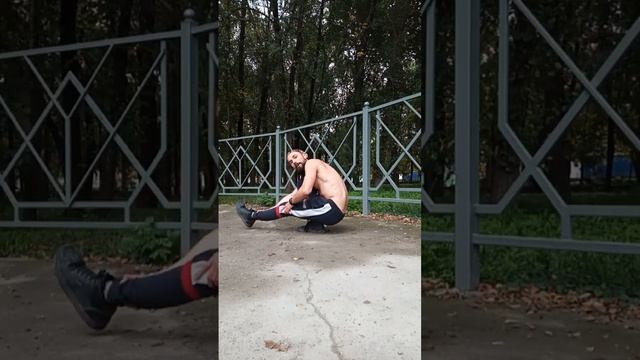Растяжка #ног в положении пистолетного #приседания \ фристайл-#упражнения от @m40r_workout смотреть онлайн