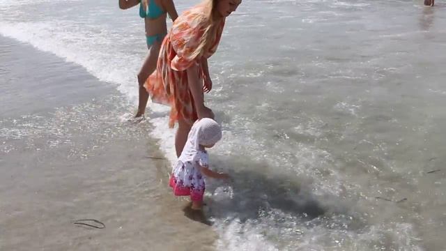 Прогулка по пляжу Корал Бэй смотреть онлайн