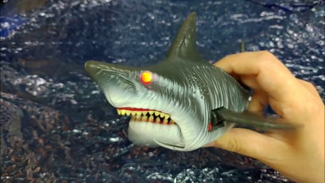 Pre-historic Times™ - Light & Sound Action Shark | RED BOX TOY смотреть онлайн