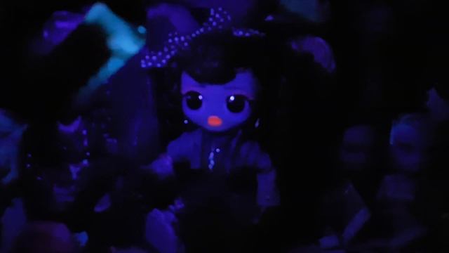 LOL O.M.G Lights Groovy Babe Black Light Feature in the dark смотреть онлайн