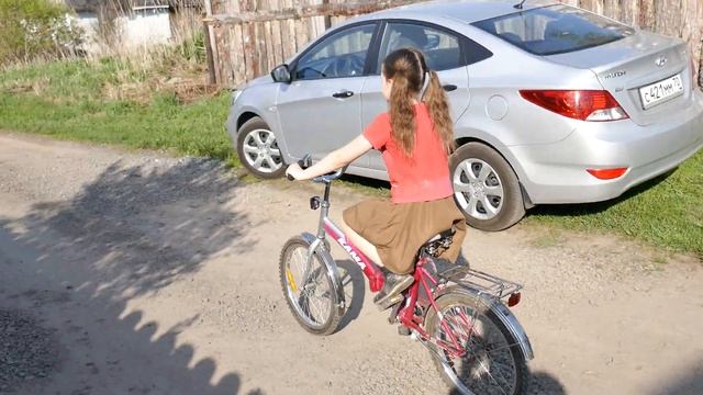 Вероника катается на велике на даче. Panasonic LUMIX TZ100, 4K sample video смотреть онлайн