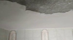 Снятие старой штукатурки с потолка, ремонт.