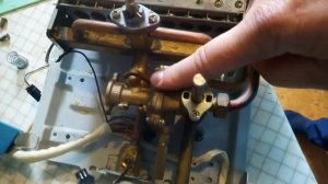 Газовая колонка горит и не тухнет.