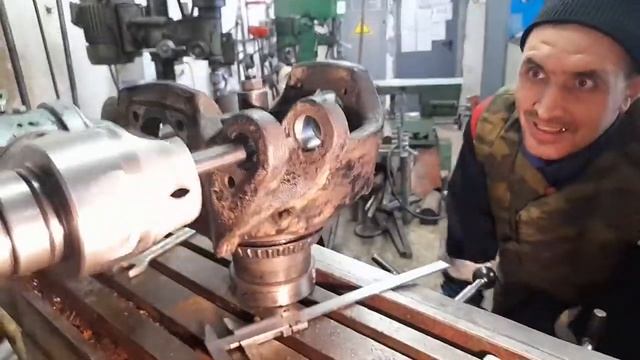 Расточка отверстия под палец поворотного кулака JCB