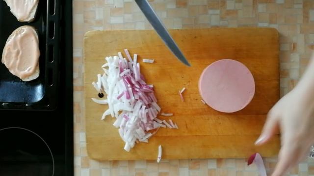 ГОРЯЧИЕ БУТЕРБРОДЫ С КОЛБАСОЙ. ВРЕДНАЯ И ВКУСНАЯ ЕДА!))) смотреть онлайн