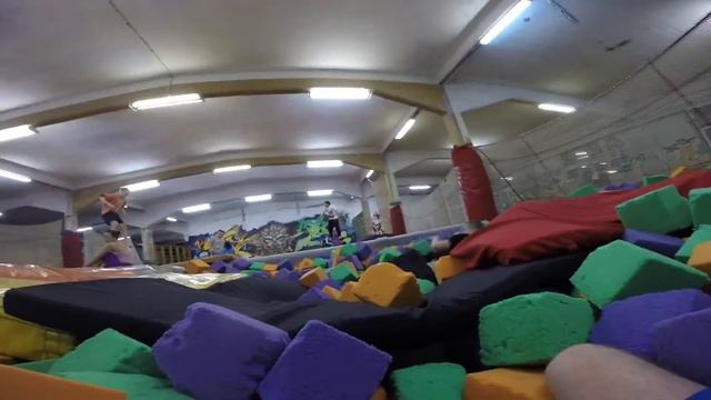 Батуты в клубе Бамп смотреть онлайн