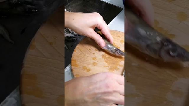 Как ЛЕГКО почистить корюшку с икрой! #корюшка #какпочиститьрыбу #почиститькорюшку смотреть онлайн