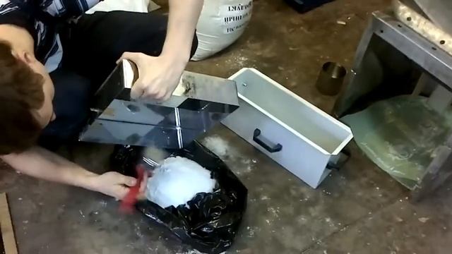 Рассев соли на фракции на незабиваемых ситах, часть 2 - salt sieving смотреть онлайн