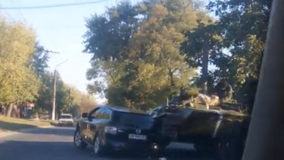 12.10.15 Каратели ВСУ в оккупированном Лисичанске наехали на мирных жителей смотреть онлайн