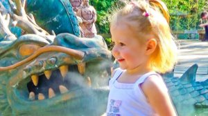 ВЛОГ: удивительный Зоопарк! Кормим с бабушкой оленей и играем на детской площадке