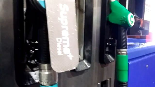 Заправка автомобиля в Люксембурге смотреть онлайн