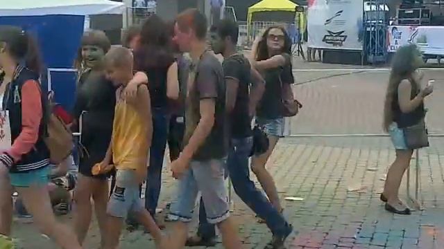 В Белгороде на День молодёжи парни и девушки бросались краской смотреть онлайн