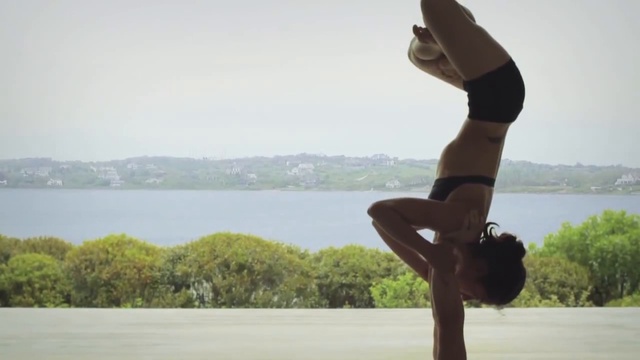 Acro Yoga - Praise (pratah Smarami)