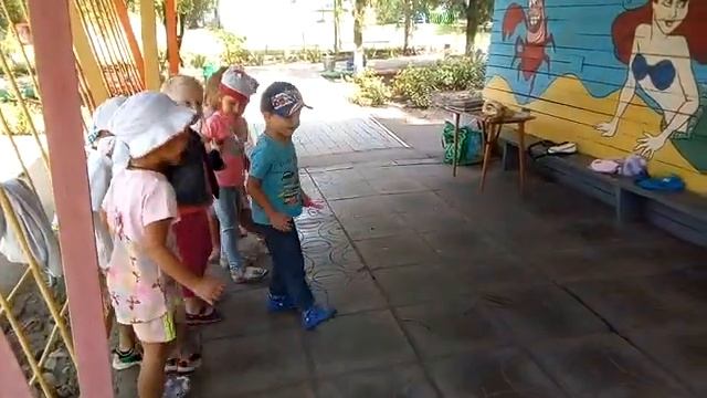 Танец-игра Друга в танец приведи. Пятка, вместе, на носок, вместе... смотреть онлайн