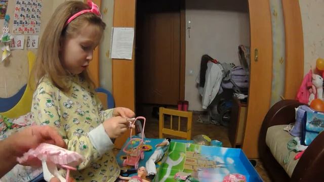 Мисс Виталина и Страна Лошадей распаковывает куклы Happy Family смотреть онлайн