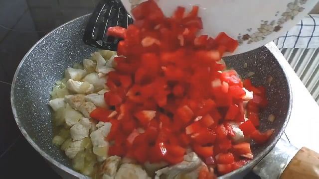 Испанская паэлья с курицей и креветками. смотреть онлайн