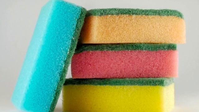 ДЛЯ ЧЕГО опытные хозяйки кладут губки для мытья посуды в холодильник. Губка. Посуда. Холодильник. смотреть онлайн