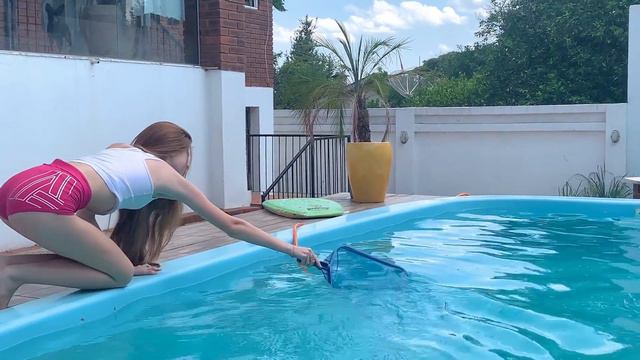 LIMPEI AS FOLHAS COM A PENEIRA E DEPOIS PULEI NA ÁGUA PARA ME REFRESCAR - Julia Vitória смотреть онлайн