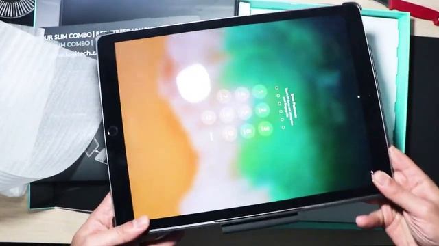 Logitech Slim Combo keyboard Case for iPad Pro 12.9 inch 2017 Unboxing | SketchingFineArt смотреть онлайн