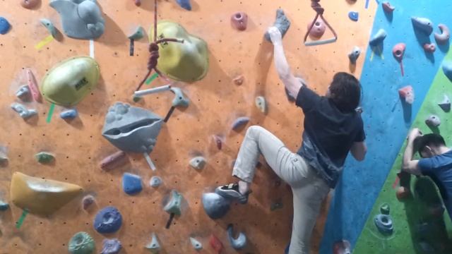 Школа скалолазания Xclimb. Тёма лезет 6В+ смотреть онлайн