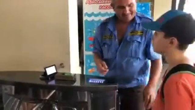 Регистрация отпечатка при первом входе в аквапарк. смотреть онлайн