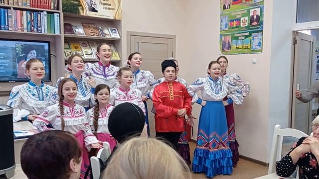 Образцовый вокальный ансамбль "Чаровница" исполняет песню "Ой, станица" на стихи И.Ф. Вараввы смотреть онлайн