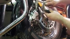 Как поменять тормозные колодки на мотоцикле Yamaha DRAG STAR 1100