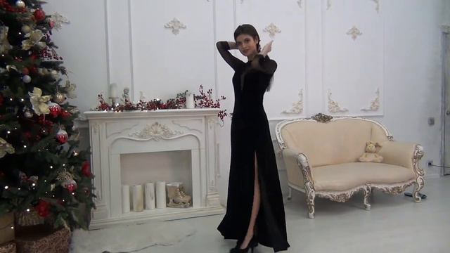 Вечернее платье из бархата с разрезом на ноге