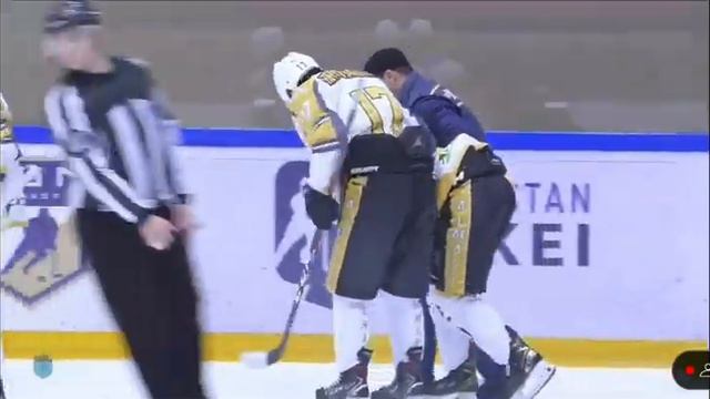 Хоккеисту Алматы стало плохо во время матча Иртыш - Алматы. здоровья хоккеисту! смотреть онлайн