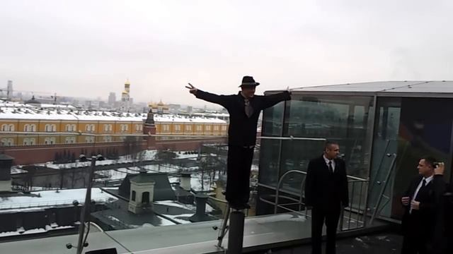 Джеки Чан в Москве на краю крыши... смотреть онлайн