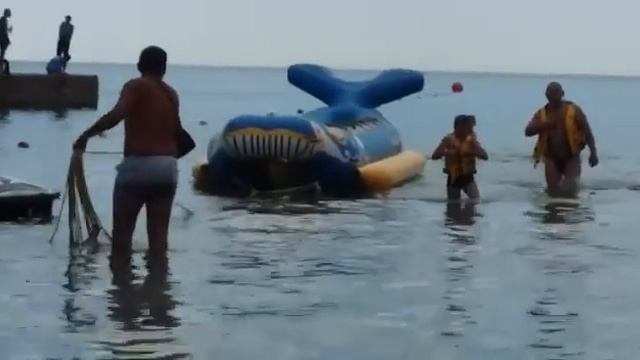 VLOG: Упала с банана прямо по среди моря? смотреть онлайн