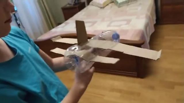 Запускаю самодельный самолёт из пластиковой бутылки!*летит* смотреть онлайн