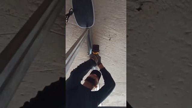 Установка секционных ворот смотреть онлайн