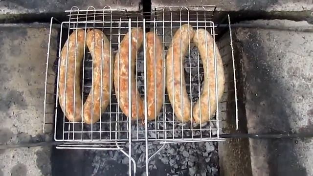 Готовим на даче купаты из свинины на углях смотреть онлайн