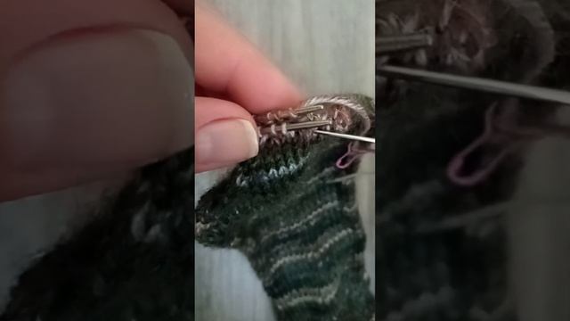 Закрытие мыска носка иглой||закрытие трикотажным швом #knit #knitting #socks #handmade смотреть онлайн