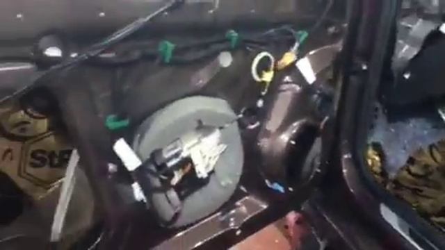 Наносим первый слой - вибропласт, материал состоит из смеси каучуков и толстой алюминиевой фольги