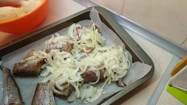 Хек з цибулею в духовці смотреть онлайн