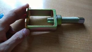 Съемник рулевых тяг и шаровых опор.
